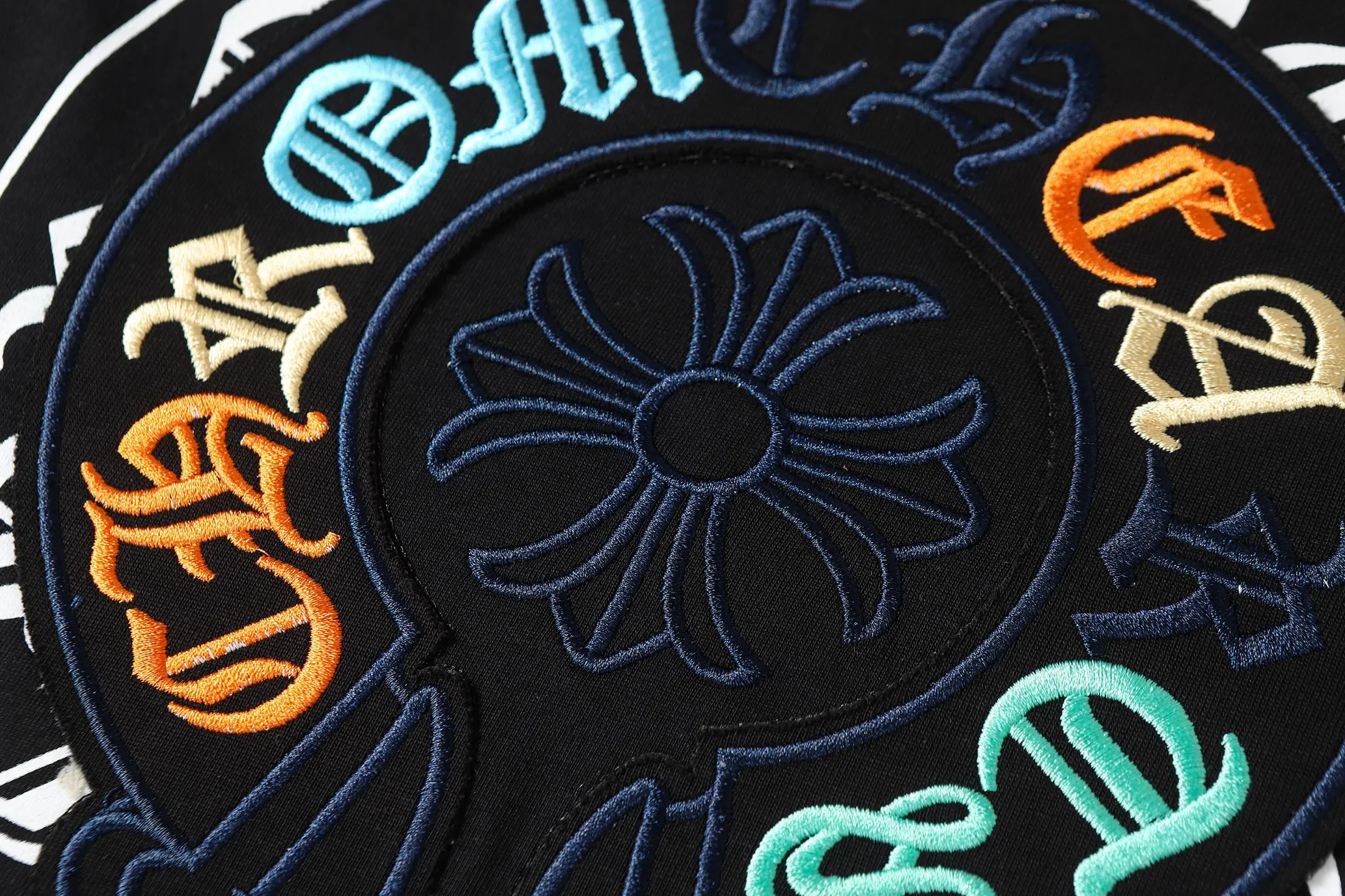 P180 Chrome Hearts CH Chrome Hearts Heavy Industry Horseshoe Sanskrit appliqué embroidered short-sleeved T-shirt Use imported Tajima machine embroidery Correctly configured Black 2025 Chrome Hearts nylon bag authentic packaging 260 grams of custom-dyed double-yarn cotton Large version Loose and stylish Differentiated from low version slim and long version The upper body pulls the hips 100% commitment: top quality Do not make fast food The highest version on the market Top quality - different from the ordinary versions in the market If you care about quality You must also respect the price. Absolutely zero after-sales service. The return rate so far is 0. It’s hard not to love the style. - 260g custom-dyed double yarn fabric. - Correct high-density main mark, washed tag, hand-sewn.